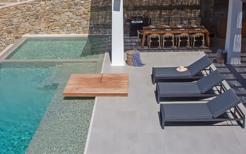 Villa Chimera: Piscina, Material Compuesto, Mueble Para Exteriores, Recurso, Hormigón, Sombra, Material Natural, Loseta, Diseño, Silla