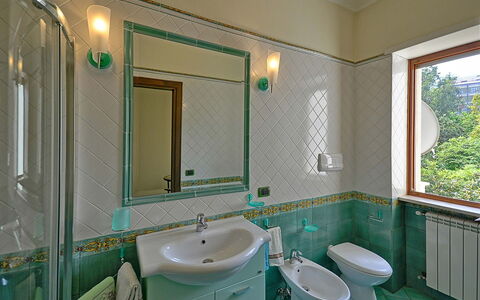 Apartment Bright: Arreglo De Tubería, Diseño De Interiores, Lavabo Del Baño, Piso, Baño, Grifo, Lavabo, Suelo, Plomería, Loseta