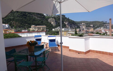 Apartment Snicher: Departamento, Balcón, Silla, Cocina Y Comedor Mesa, Planta De Casa, Restaurante, Mesa Al Aire Libre