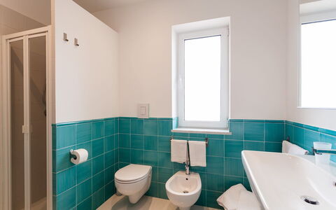 Apartment Snicher: Piso, Diseño De Interiores, Arreglo De Tubería, Suelo, Baño, Plomería, Baño, Lavabo Del Baño, Grifo, Loseta