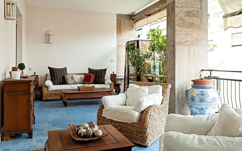 Casa Azul: Mueble, Diseño De Interiores, Sofá, Sala, Amortiguar, Arrojar La Almohada, Piso, Habitación, Suelo, Mesa