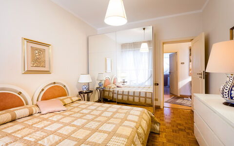 Casa Azul: Cama, Mueble, Diseño De Interiores, Habitación, Suelo, Piso, Pared, Sábana, Lecho, Madera
