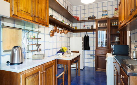 Casa Gina: Cocina, Gabinetes, Madera, Mostrador, Diseño De Interiores, Piso, Mueble, Alacena, Aparato De Cocina, Suelo