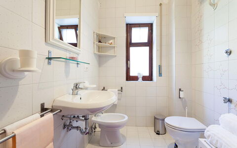 Casa Gina: Piso, Asiento Del Baño, Diseño De Interiores, Suelo, Arreglo De Tubería, Lavabo Del Baño, Baño, Baño, Lavabo, Habitación