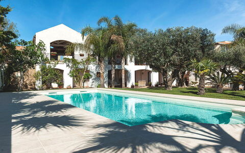 Casa Kita: Piscina, Recurso, Barrio Residencial, Inmuebles, Material Compuesto, Hacienda, Sombra, Villa, Eco Hotel, Mansión