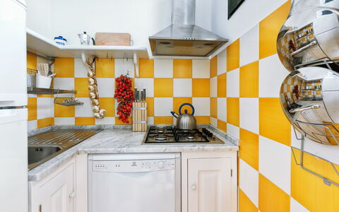Casa Mauro: Amarillo, Cocina, Diseño De Interiores, Piso, Suelo, Aparato De Cocina, Electrodoméstico, Loseta, Mostrador, Estufa De Cocina