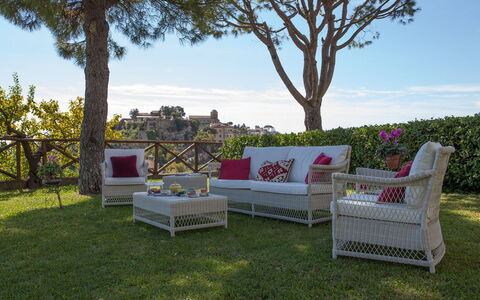 Casa Ravello with Garden: Mueble, Mueble Para Exteriores, Silla, Jardín, Césped, Yarda, Paisajismo, Sombra, Brazo, Patio