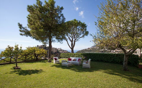 Casa Ravello with Garden: Mueble, Jardín, Césped, Silla, Paisajismo, Sombra, Yarda, Parque, Mueble Para Exteriores, Patio Interior