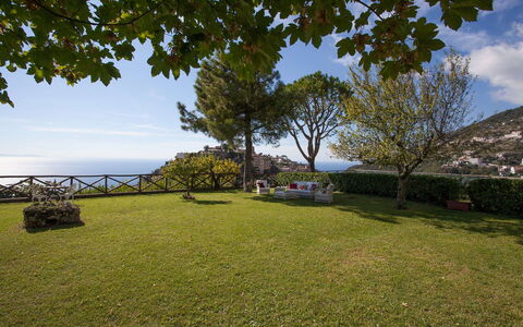 Casa Ravello with Garden: Jardín, Mar, Oceano, Césped, Costa, Paisajismo, Sombra, Zona Tropical, Hojas Perennes