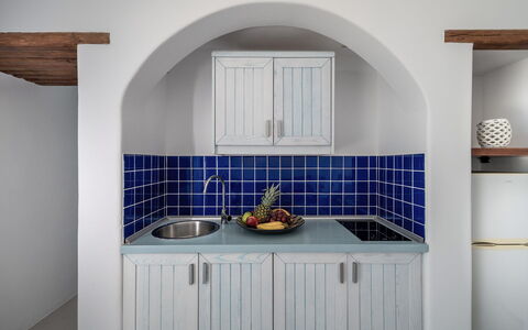 Guest House Zephyros: Cocina, Diseño De Interiores, Mostrador, Loseta, Diseño, Gabinetes, Pintar, Aparato De Cocina, Arreglo De Tubería, Estufa De Cocina