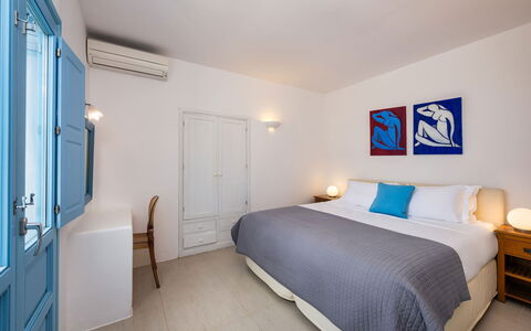 Guest House Zephyros: Mueble, Diseño De Interiores, Suelo, Piso, Techo, Departamento, Habitación, Silla, Cama, Habitación