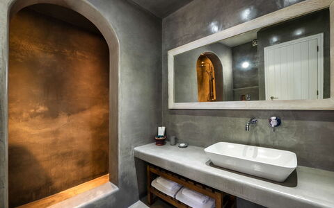 Guest House Zephyros: Piso, Arreglo De Tubería, Plomería, Baño, Grifo, Loseta, Lavabo, Lámpara, Hotel, Espejo