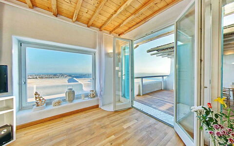 Sunkiss Villa: Suelo, Piso, Departamento, Techo, Balcón, Suelos De Madera, La Luz Del Día, Hotel, Madera Dura, Ático