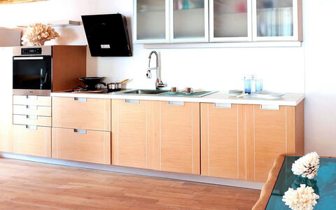 Sunkiss Villa: Piso, Mueble, Madera, Diseño De Interiores, Cocina, Suelo, Suelos De Madera, Mostrador, Encendiendo, Techo