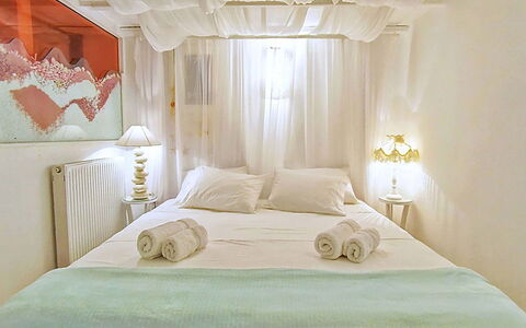 Sunkiss Villa: Cama, Diseño De Interiores, Mueble, Habitación, Lecho, Pared, Sábana, Linos, Suelo, Habitación