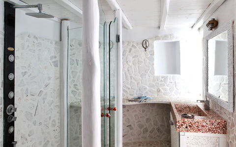 Sunkiss Villa: Pared, Arreglo De Tubería, Techo, Diseño De Interiores, Piso, Suelo, Habitación, Plomería, Grifo, Baño