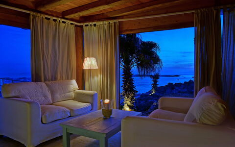 Sunkiss Villa: Mueble, Diseño De Interiores, Encendiendo, Habitación, Cortina, Mar, Sala, Silla, Recurso, Eco Hotel