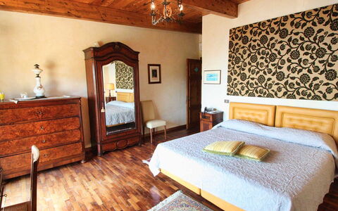 The Sea Farmhouse: Cama, Mueble, Diseño De Interiores, Habitación, Lecho, Sábana, Suelo, Piso, Pared, Madera