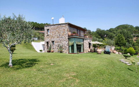 The Sea Farmhouse: El Terreno Del Lote, Jardín, Casa De Campo, Cabaña, Césped, Inmuebles, Paisajismo, Yarda, Patio Interior, Villa