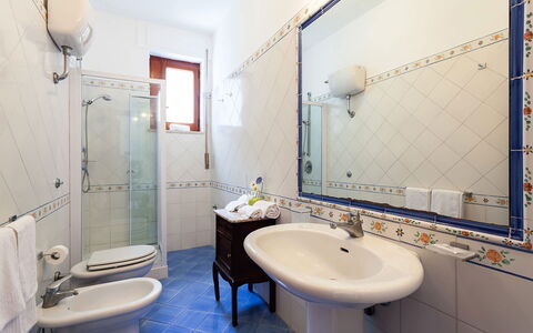 Villa Angel: Piso, Diseño De Interiores, Suelo, Habitación, Mueble, Arreglo De Tubería, Techo, Loseta, Baño, Grifo