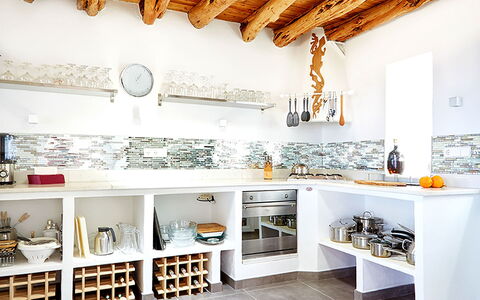 Villa Ariel: Diseño De Interiores, Cocina, Mostrador, Piso, Casa, Techo, Mueble, Suelo, Habitación, Estante