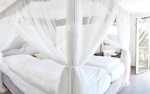 Villa Ariel: Cama, Habitación, Mueble, Lecho, Madera, Diseño De Interiores, Linos, Sábana, Textil, Cama Con Dosel