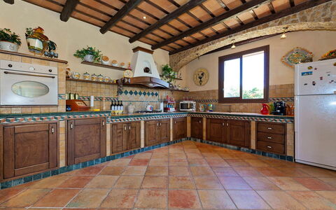 Villa Athena: Piso, Madera, Mueble, Diseño De Interiores, Cocina, Suelo, Mesa, Habitación, Manchas De Madera, Cocina Y Comedor Mesa