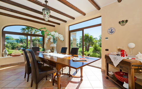 Villa Athena: Mueble, Diseño De Interiores, Mesa, Comedor, Silla, Cocina Y Comedor Mesa, Piso, Madera, Techo, Habitación
