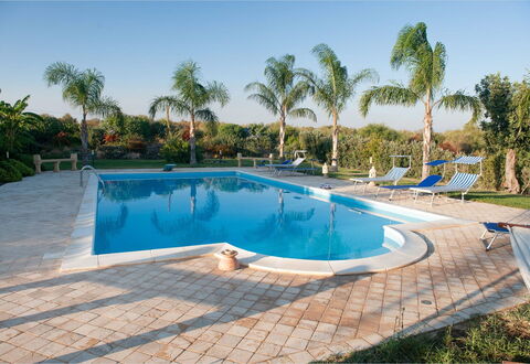 Villa Athena: Piscina, Recurso, Ocio, Sombra, Material Compuesto, Eco Hotel, Mueble Para Exteriores, Losa, Loseta, Paraguas
