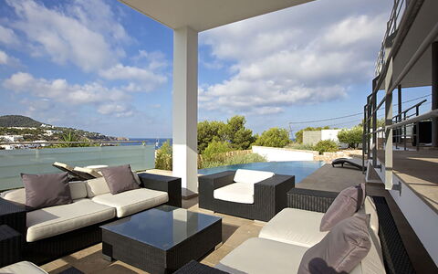 Villa Bridget: Mueble, Silla, Mueble Para Exteriores, Recurso, Mesa, Departamento, Balcón, Sombra, Piscina, Eco Hotel
