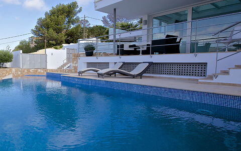 Villa Bridget: Piscina, Recurso, Mueble Para Exteriores, Sombra, Hotel, Eco Hotel, Silla, Fuente De Agua, Villa