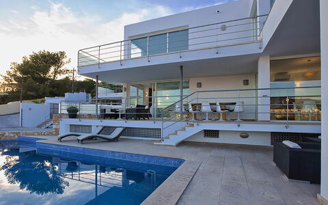 Villa Bridget: Piscina, Balcón, Sombra, Recurso, Villa, Pretil, Ático, Escalera, Mansión