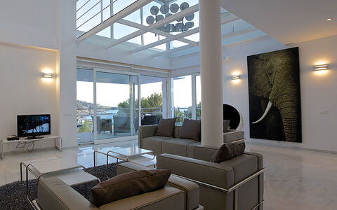 Villa Bridget: Mueble, Diseño De Interiores, Piso, Suelo, Techo, Sofá, Silla, Sala, Mesa, Habitación