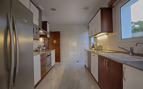Villa Bridget: Mostrador, Piso, Cocina, Diseño De Interiores, Madera, Electrodoméstico, Gabinetes, Aparato De Cocina, Suelo, Lavabo