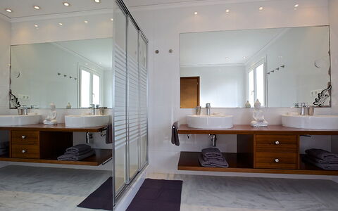 Villa Bridget: Diseño De Interiores, Lavabo Del Baño, Piso, Arreglo De Tubería, Baño, Lavabo, Pared, Espejo, Suelo, Lámpara