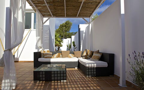 Villa Bridget: Mueble, Mueble Para Exteriores, Suelo, Piso, Sombra, Silla, Balcón, Patio, Porche, Estructura Al Aire Libre