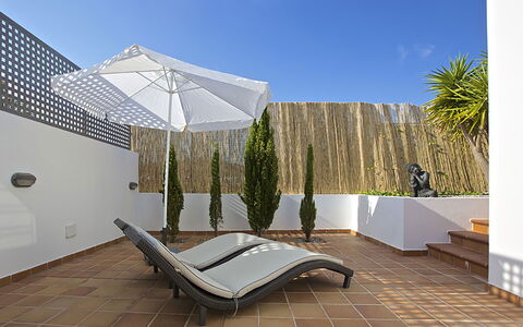 Villa Bridget: Mueble Para Exteriores, Mueble, Suelo, Piscina, Silla, Sunlounger, Material Compuesto, Paraguas, Maceta, Sombra