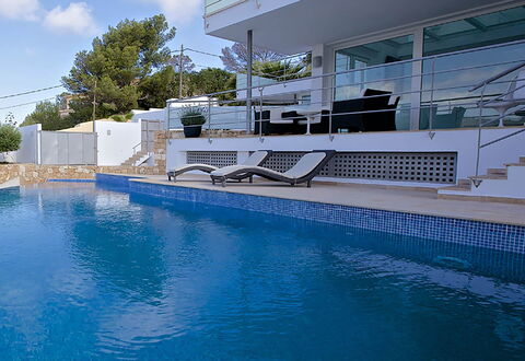 Villa Bridget: Piscina, Recurso, Mueble Para Exteriores, Sombra, Hotel, Eco Hotel, Silla, Fuente De Agua, Villa