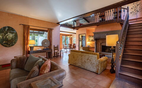 Villa Brin: Mueble, Piso, Diseño De Interiores, Suelo, Madera, Techo, Sofá, Silla, Sala, Casa
