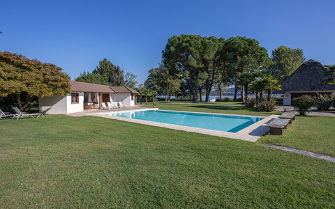 Villa Brin: Piscina, Barrio Residencial, Sombra, Casa, Inmuebles, Recurso, Casa De Campo, Cabaña, Hacienda, Jardín