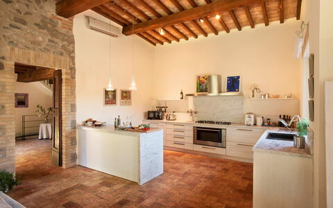 Villa Collombroso: Mueble, Diseño De Interiores, Piso, Pared, Madera, Suelo, Techo, Mostrador, Cocina, Encendiendo