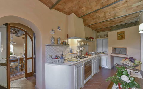 Villa delle Rose: Mueble, Cocina, Diseño De Interiores, Piso, Mostrador, Aparato De Cocina, Casa, Encendiendo, Gabinetes, Habitación