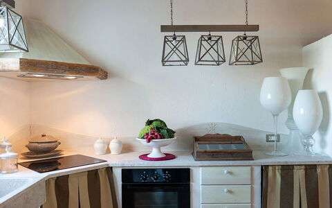Villa la Pigna: Diseño De Interiores, Lámpara, Encendiendo, Mueble, Techo, Vajilla, Cocina, Casa, Habitación, Mostrador