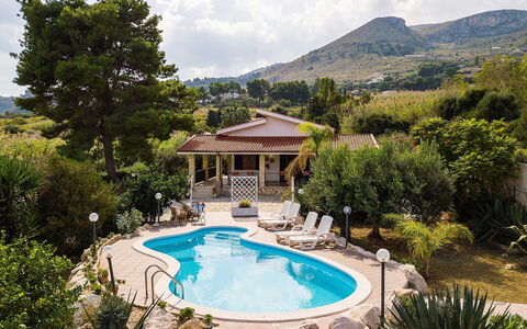 Villa la Randa: Piscina, Recurso, Mueble Para Exteriores, Thermae, Eco Hotel, Ocio, Paraguas, Losa, Sombra, Silla