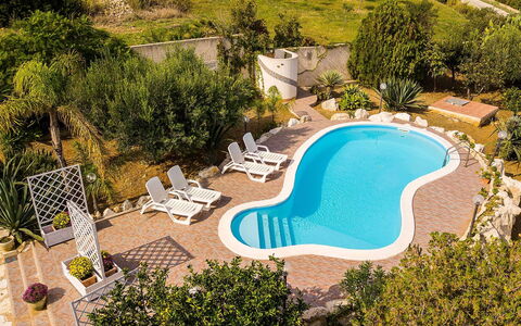 Villa la Randa: Piscina, Mueble Para Exteriores, Recurso, Eco Hotel, Paraguas, Sunlounger, Silla, Hacienda, Hotel, Sombra