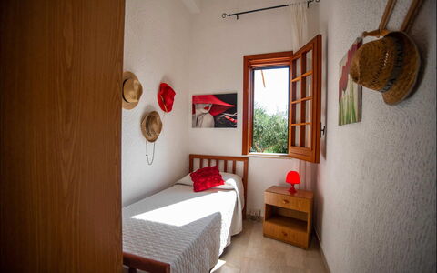 Villa la Randa: Pared, Diseño De Interiores, Habitación, Madera, Mueble, Cama, Piso, Sábana, Suelo, Habitación