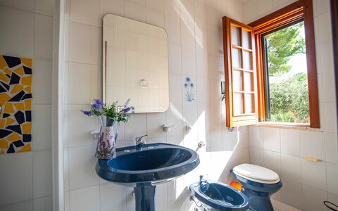 Villa la Randa: Diseño De Interiores, Arreglo De Tubería, Lavabo Del Baño, Lavabo, Piso, Grifo, Suelo, Baño, Plomería, Casa