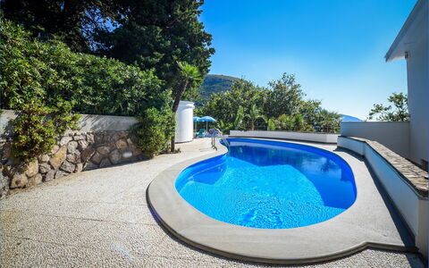 Villa Lamaro: Azul, Piscina, Material Compuesto, Recurso, Sombra, Hormigón, Eco Hotel, Paisajismo, Fuente De Agua, Diseño