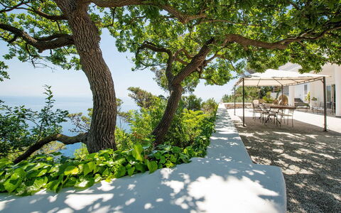 Villa Lamaro: Sombra, Mueble Para Exteriores, Jardín, Silla, Mesa Al Aire Libre, Eco Hotel