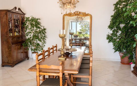 Villa Lamaro: Mueble, Diseño De Interiores, Madera, Piso, Mesa, Suelo, Encendiendo, Habitación, Silla, Comedor